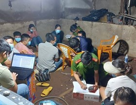 Bắt 12 đối tượng đánh bài ăn tiền giữa mùa dịch