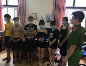 Bắt giữ gần 40 đối tượng đang 'bay lắc' trong quán karaoke