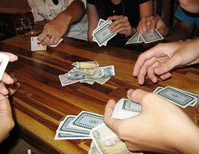 Đánh bài mà bị xử phạt hành chính có gửi về địa phương không?